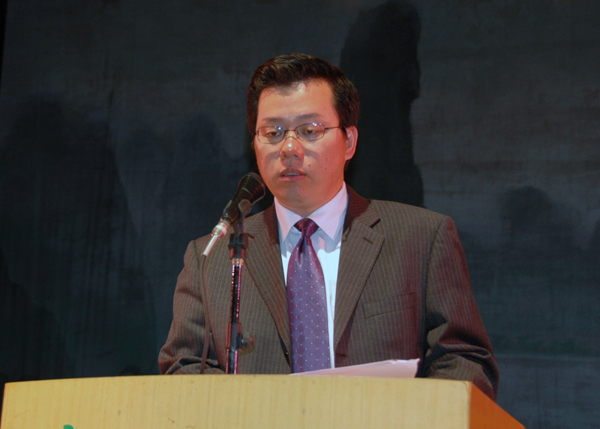 贺祖斌副校长主持庆典。