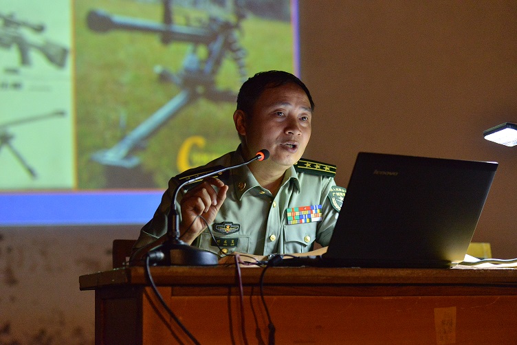 刘永茂上校讲授军事理论知识