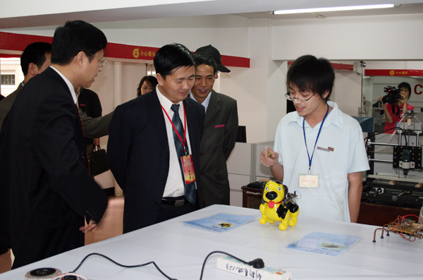 杨景海教授（左二）实地考察大学生科技创新基地。