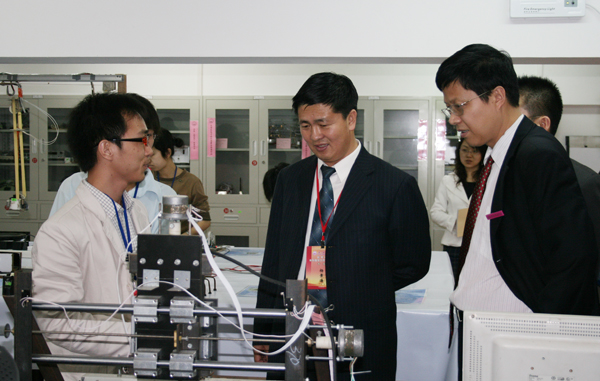 杨景海教授（中）实地考察大学生科技创新基地。