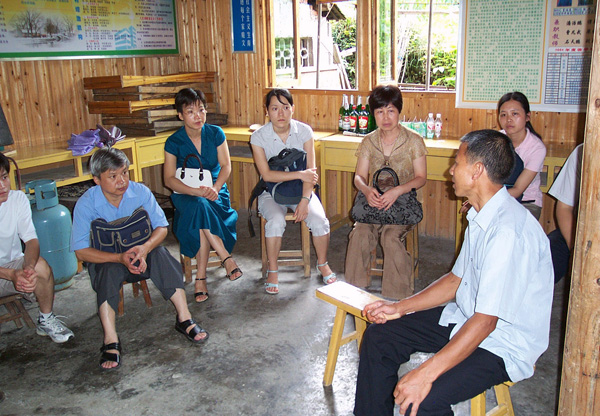 化学化工学院党员们听村支书（右一）介绍情况。