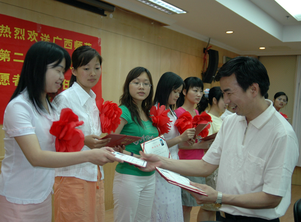 梁宏校长为志愿者颁发毕业证书。