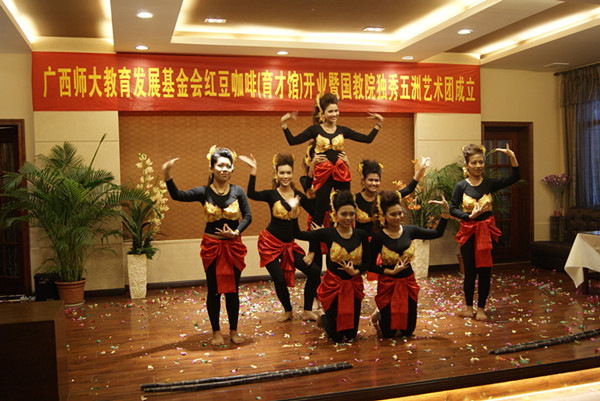 独秀五洲艺术团表演充满异域风情的精彩节目