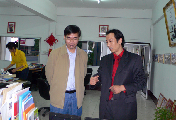 梁宏校长(左)参观泰国清迈府第一教育厅华文教育发展中心