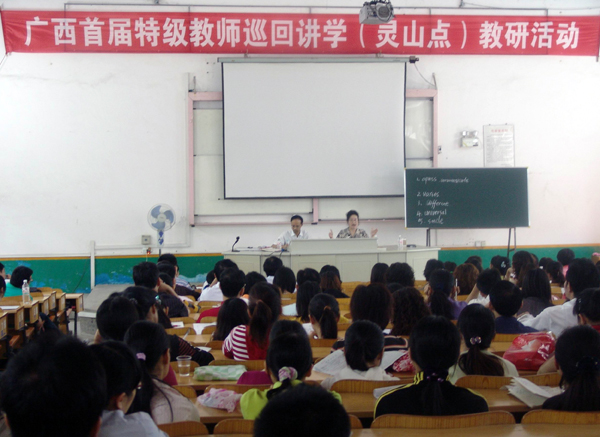 我校的指导专家正在点评。