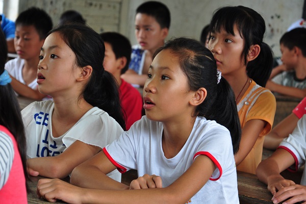 学生们认真地听课