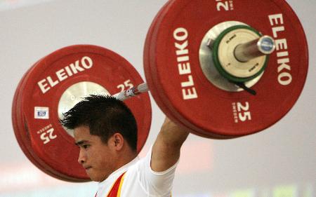 李争奋力一举。