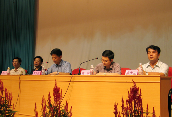 图为区党委组织部副部长李志鹏在会上宣读领导干部任免决定。