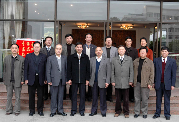 《高师中文专业写作教学改革的新模式》课题组成员与专家、领导合影。（李清资摄）