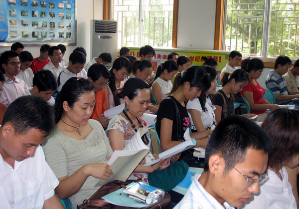 与会的辅导员在认真听取各学院党委副书记的工作总结。