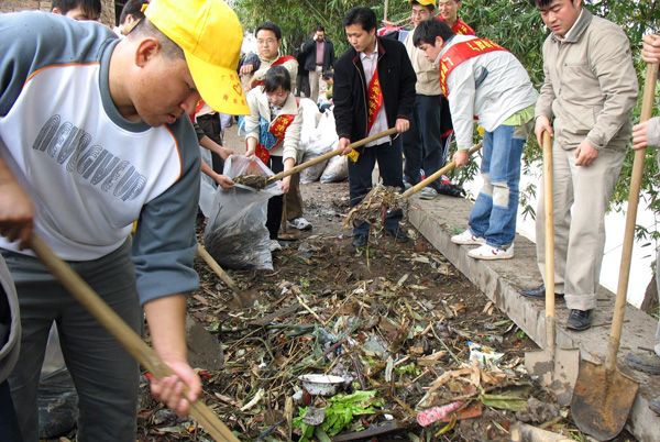 志愿者在清理垃圾。