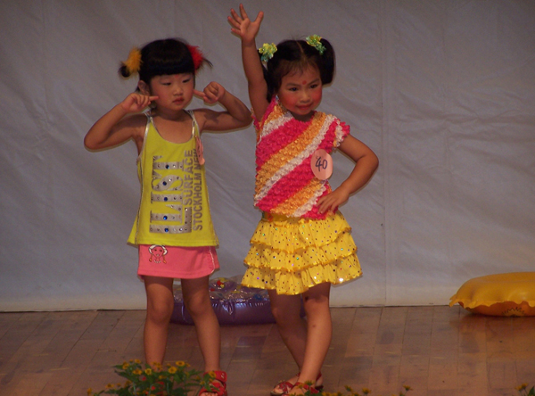 我们是TWINS组合。