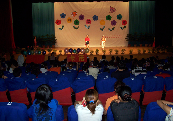 我校举办首届少儿时装比赛。