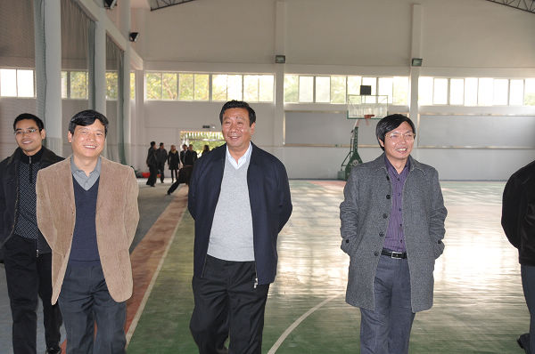 陈洪江副校长(中)、李传起副校长(右)一行在贺州学院解庆林院长陪同下考察该院教学设施