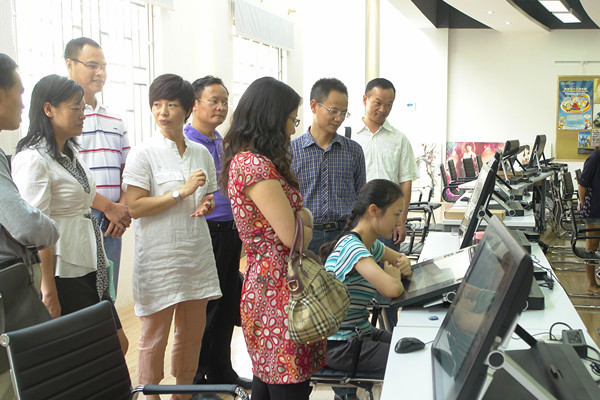 实地查看实验室