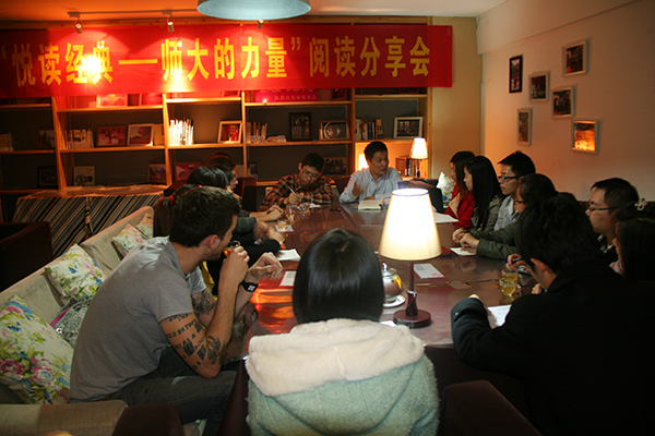 阅读分享会现场，师生自由畅谈