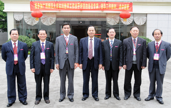 韩长日教授（左四）与我校领导合影。