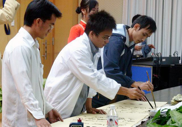 文学院半塘社带来的现场书法表演。