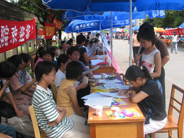 9月7-8日，是我校欢迎2003级新同学入学的好日子，我校又迎来了3476名来自全国各地的莘莘学子。图为各院系的