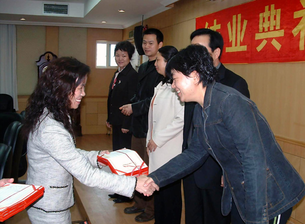 我校党委副书记林娜给学员颁发结业证书。