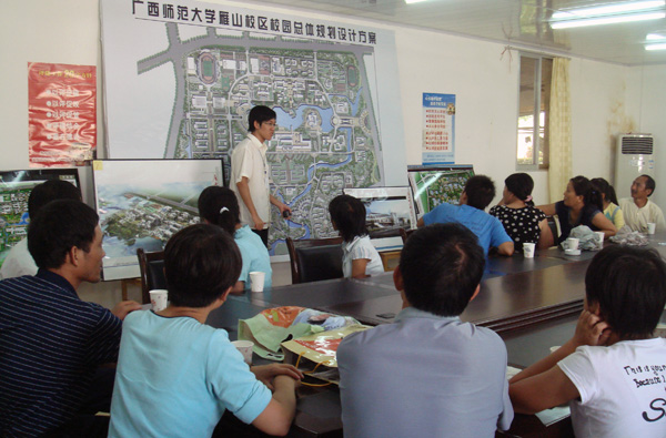 工作人员向新生和家长讲解新校区的总体规划和建设情况。