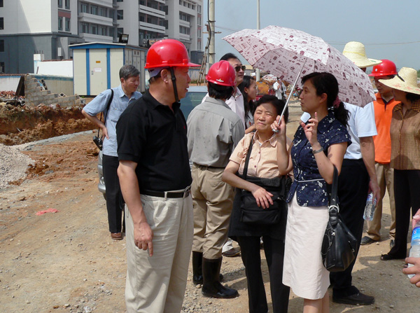 刘健斌副校长（左）向新生家长介绍新校区建设情况。