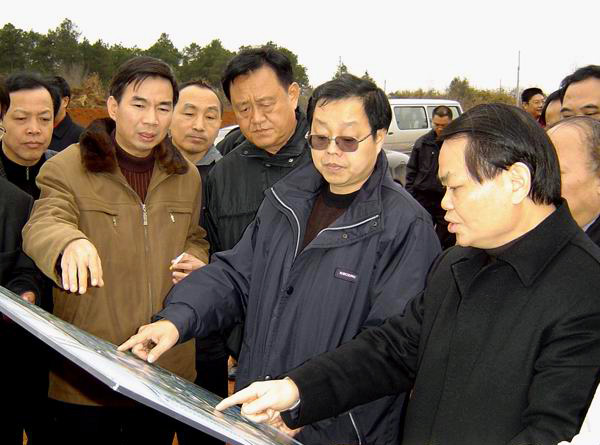 在我校校长梁宏（左一）、副校长蓝常周（右一）的陪同下，自治区国土资源厅厅长黄芳芳（右二）实地考察雁山校区建设情况。