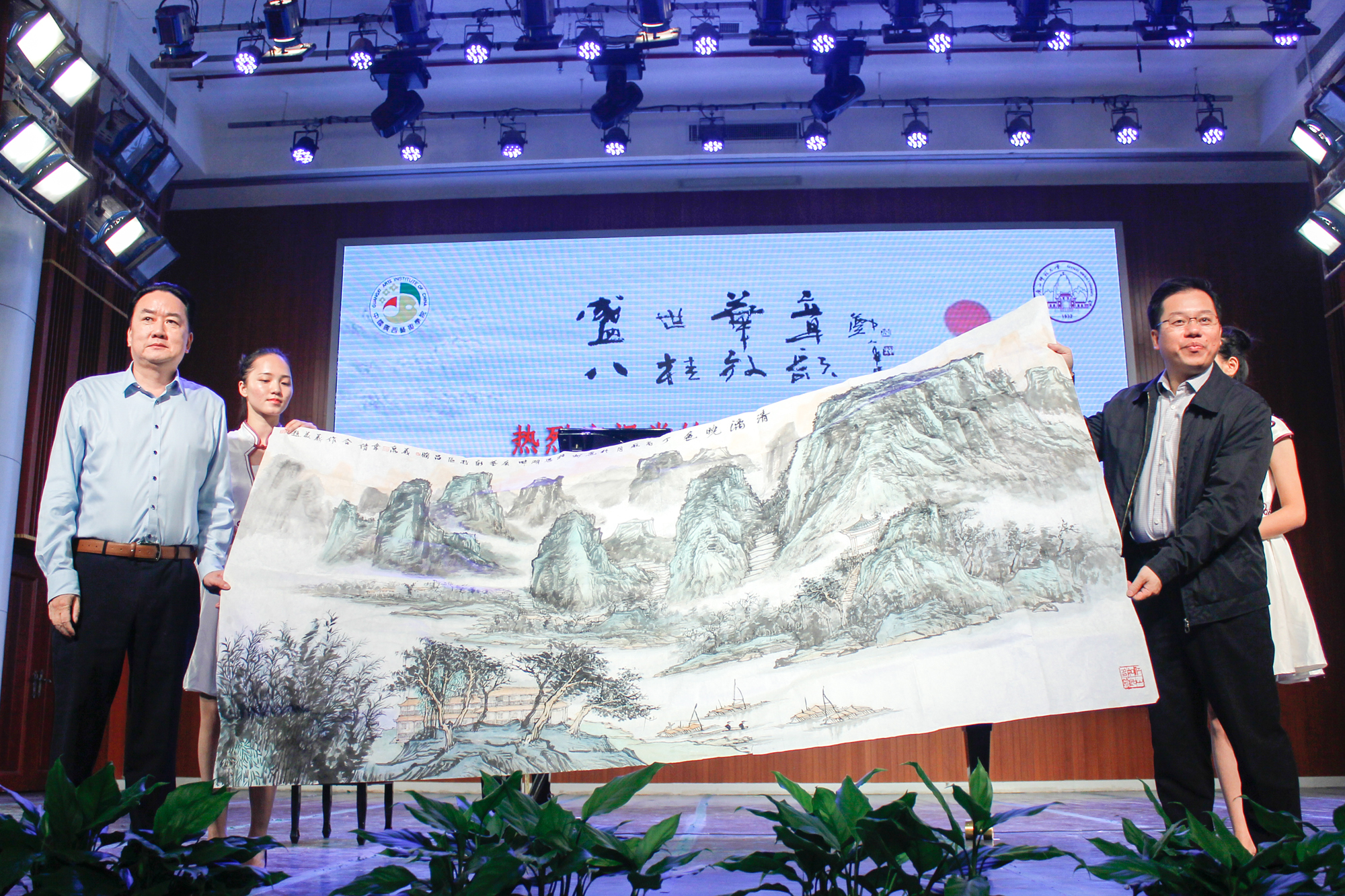 1 赠画 （大学生通讯社 谢婧姝摄）9 .jpg