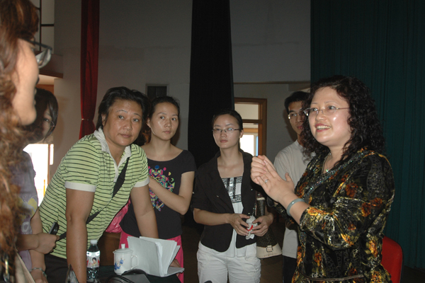 讲座结束后,仍有不少老师围着许燕教授(右一)请教嗓音保健知识