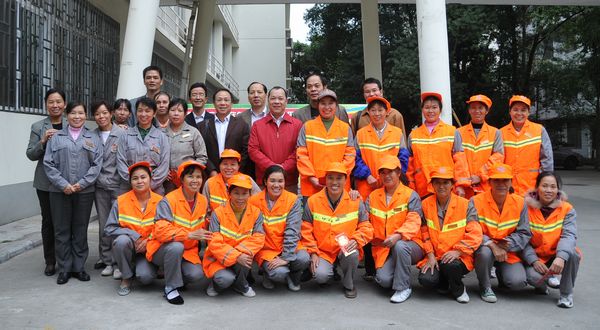 白晓军副校长及校办、后勤集团、校园管理服务中心负责人与环卫工人们合影