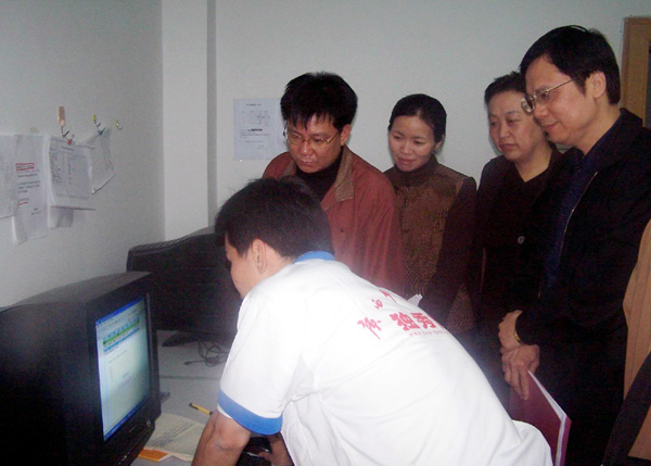 专家组成员正在检查独秀网站软硬件建设、运行情况。