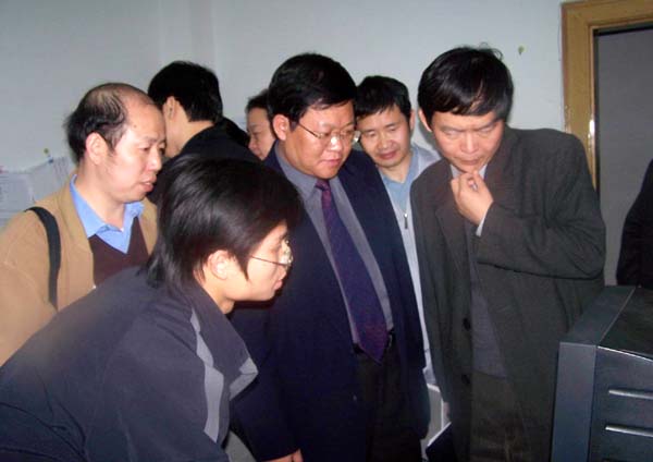 网站学生在给专家组进行网站演示介绍。