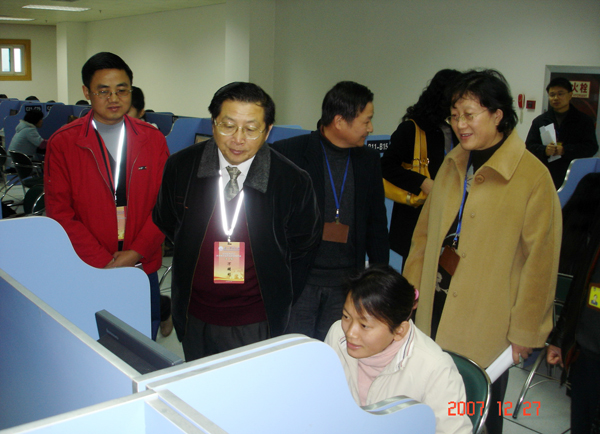 专家在实地考察图书馆设施设备。