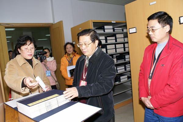 专家在查阅图书管的书籍资料。