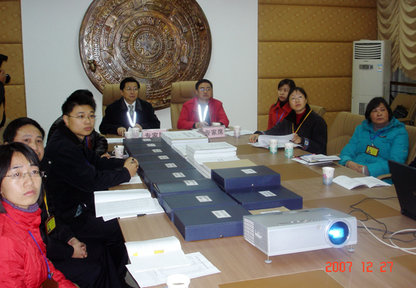 专家在听取图书馆的评建工作汇报。