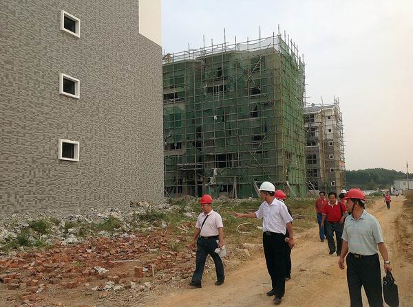 购房户代表在开发商的带领下到第3-14号楼进行参观