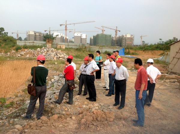 校领导带领购房户代表到施工现场查看建设进展情况