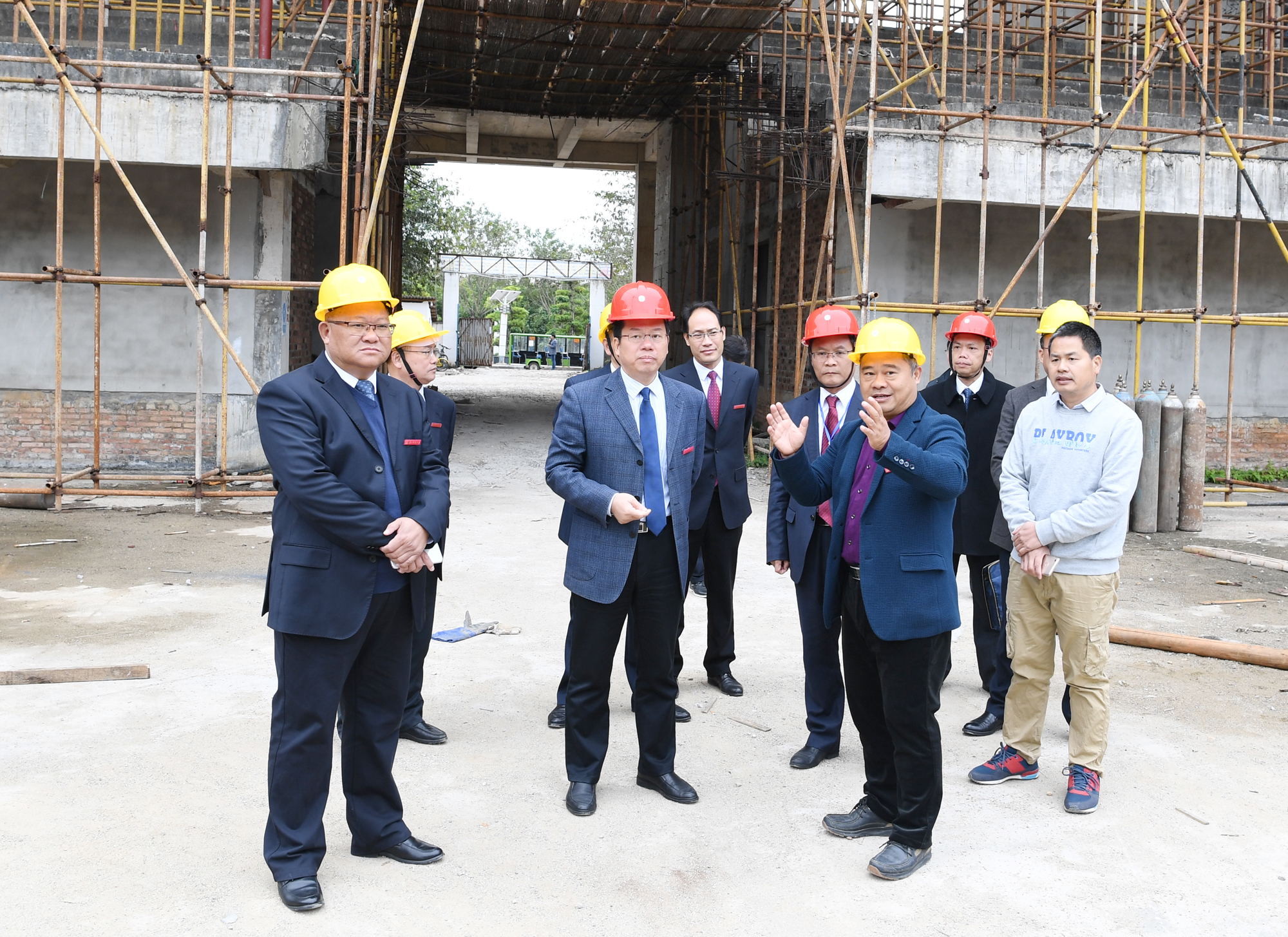 邓军书记、贺祖斌校长到雁山校区在建中的综合体育馆查看校园环境建设进度情况9.jpg