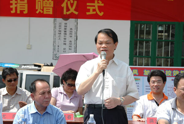 我校副校长、雁山校区建设指挥部指挥长蓝常周在仪式上讲话