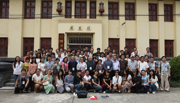 与会艺术家和研究生合影留念