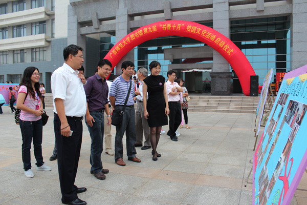 参加启动仪式的领导老师观看图书馆历届“书香十月”文化活动成果展（大学生通讯社 郭雄翡 摄）