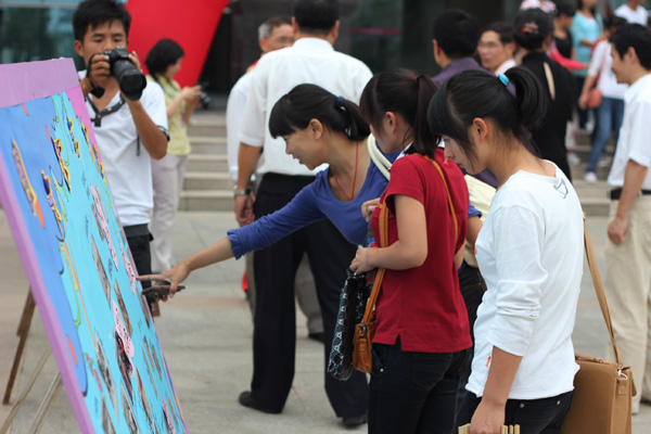 学生观看图书馆老照片（ 邹添龙 摄）