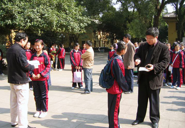 出版社爱心助学结对子。