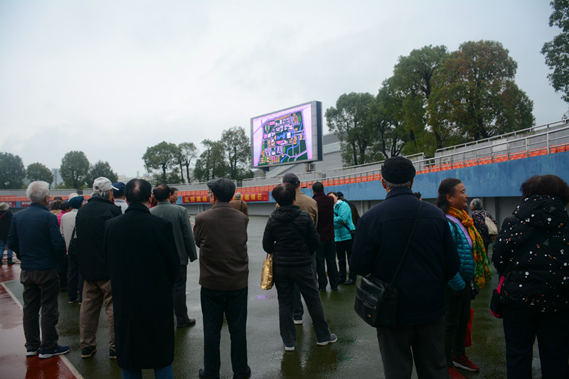参观体育田径场.jpg