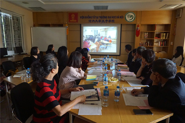 3.理事会成员观看2018年孔院工作汇报视频.jpg