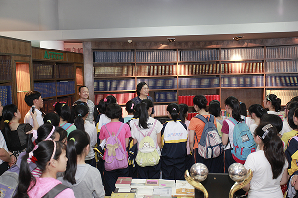 女童班的同学在参观我校出版社陈列室