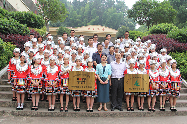 副校长蔡昌卓及出版社领导与女童班的同学合影