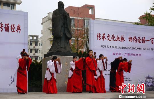 主会场：文学院国学班在表演吟诵