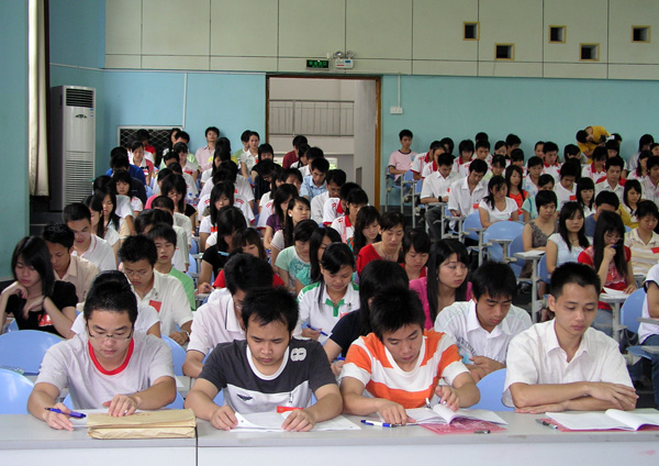 与会281名代表认真审议工作报告。