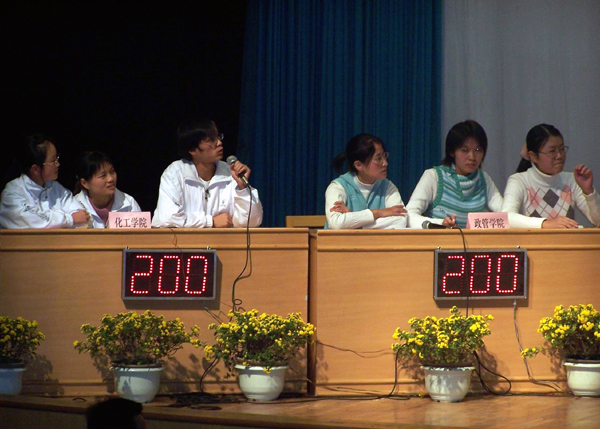 选手在回答问题。